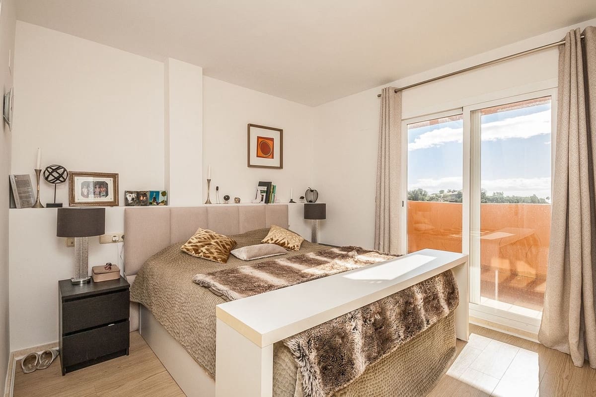 2 sypialnia Penthouse na sprzedaż w Elviria z basenem garażem - 498 000 € (Ref: 9610595)