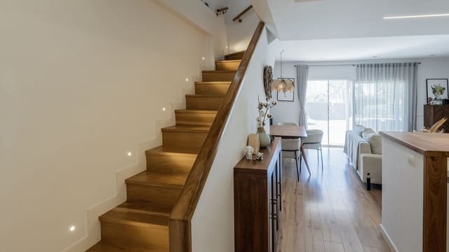 4 quarto Moradia Geminada para venda em Benalmádena com piscina garagem - 675 000 € (Ref: 9611951)