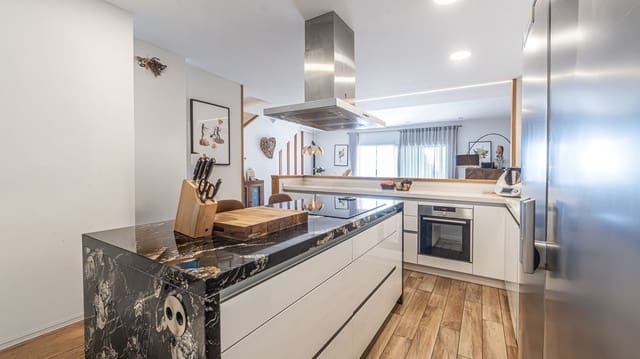 4 quarto Moradia Geminada para venda em Benalmádena com piscina garagem - 675 000 € (Ref: 9611951)