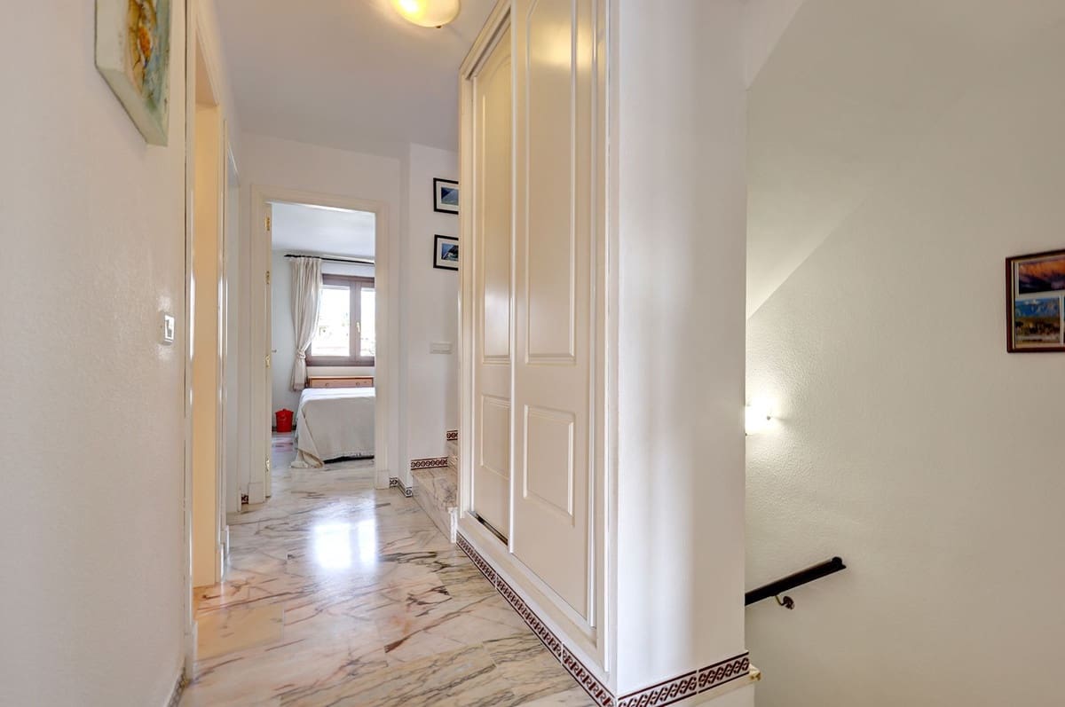 4 sovrum Hus till salu i La Duquesa / Puerto de la Duquesa med pool garage - 450 000 € (Ref: 9669697)