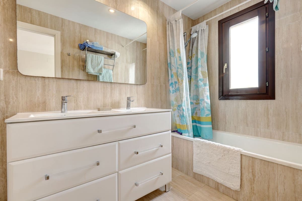 4 sovrum Hus till salu i La Duquesa / Puerto de la Duquesa med pool garage - 450 000 € (Ref: 9669697)