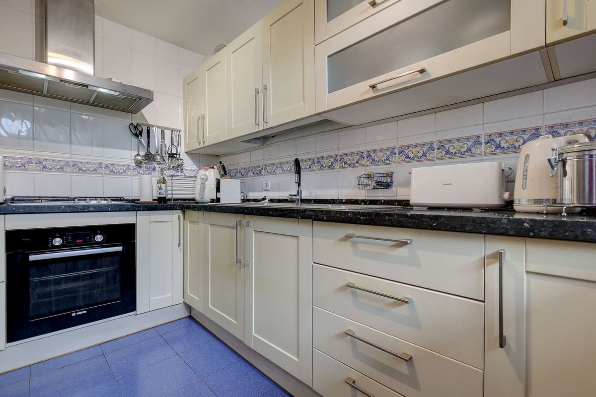 4 sovrum Hus till salu i La Duquesa / Puerto de la Duquesa med pool garage - 450 000 € (Ref: 9669697)