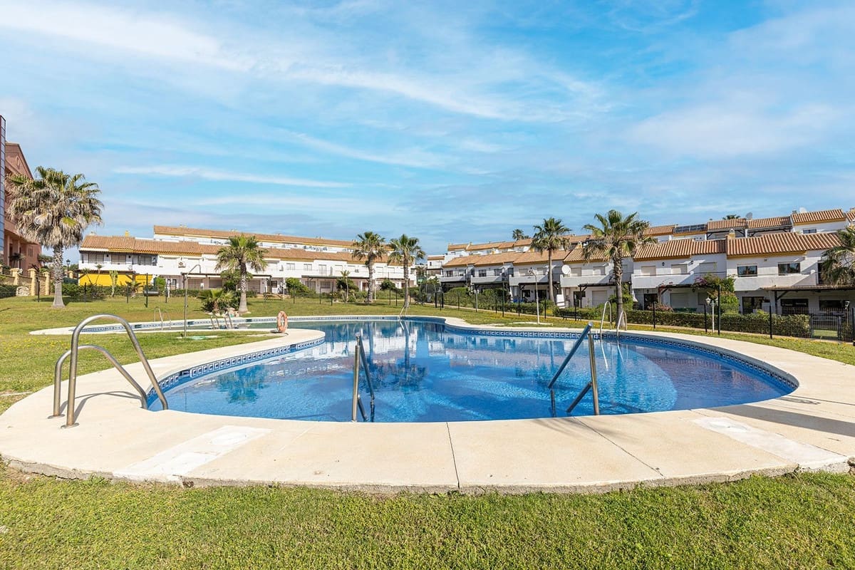 4 sovrum Hus till salu i La Duquesa / Puerto de la Duquesa med pool garage - 450 000 € (Ref: 9669697)