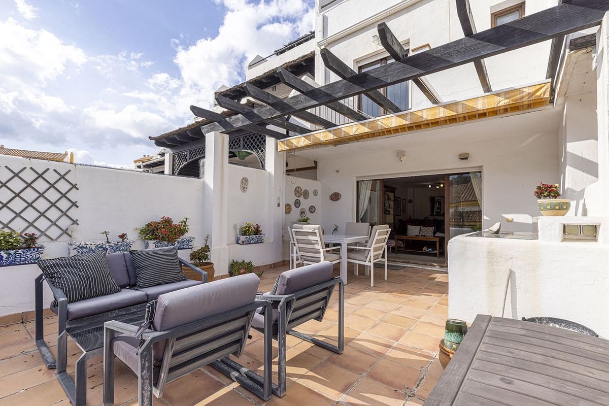 4 sovrum Hus till salu i La Duquesa / Puerto de la Duquesa med pool garage - 450 000 € (Ref: 9669697)