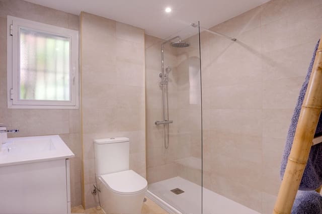 Apartamento de 2 habitaciones en Puerto de Estepona, Estepona en venta con piscina garaje - 399.000 € (Ref: 9673628)