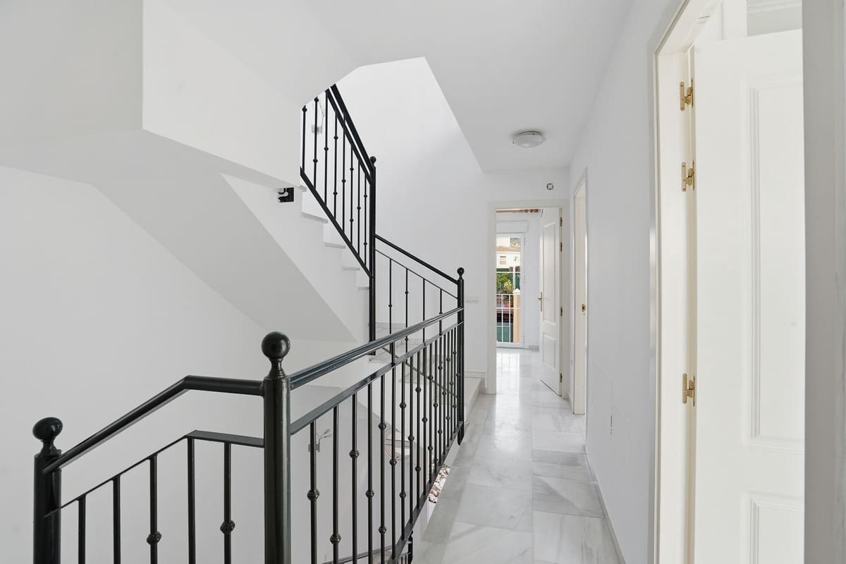 3 soveværelse Semi-Rækkehus til salg i Riviera del Sol med swimmingpool garage - € 400.000 (Ref: 9697849)