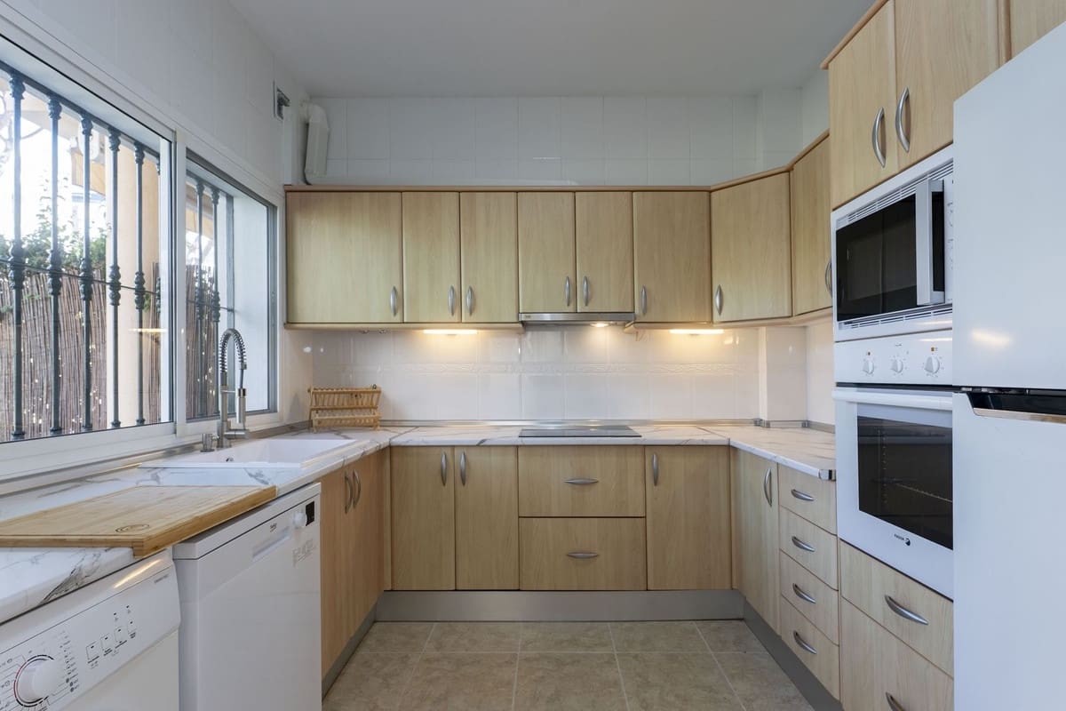 3 soveværelse Semi-Rækkehus til salg i Cabopino med swimmingpool garage - € 695.000 (Ref: 9697885)