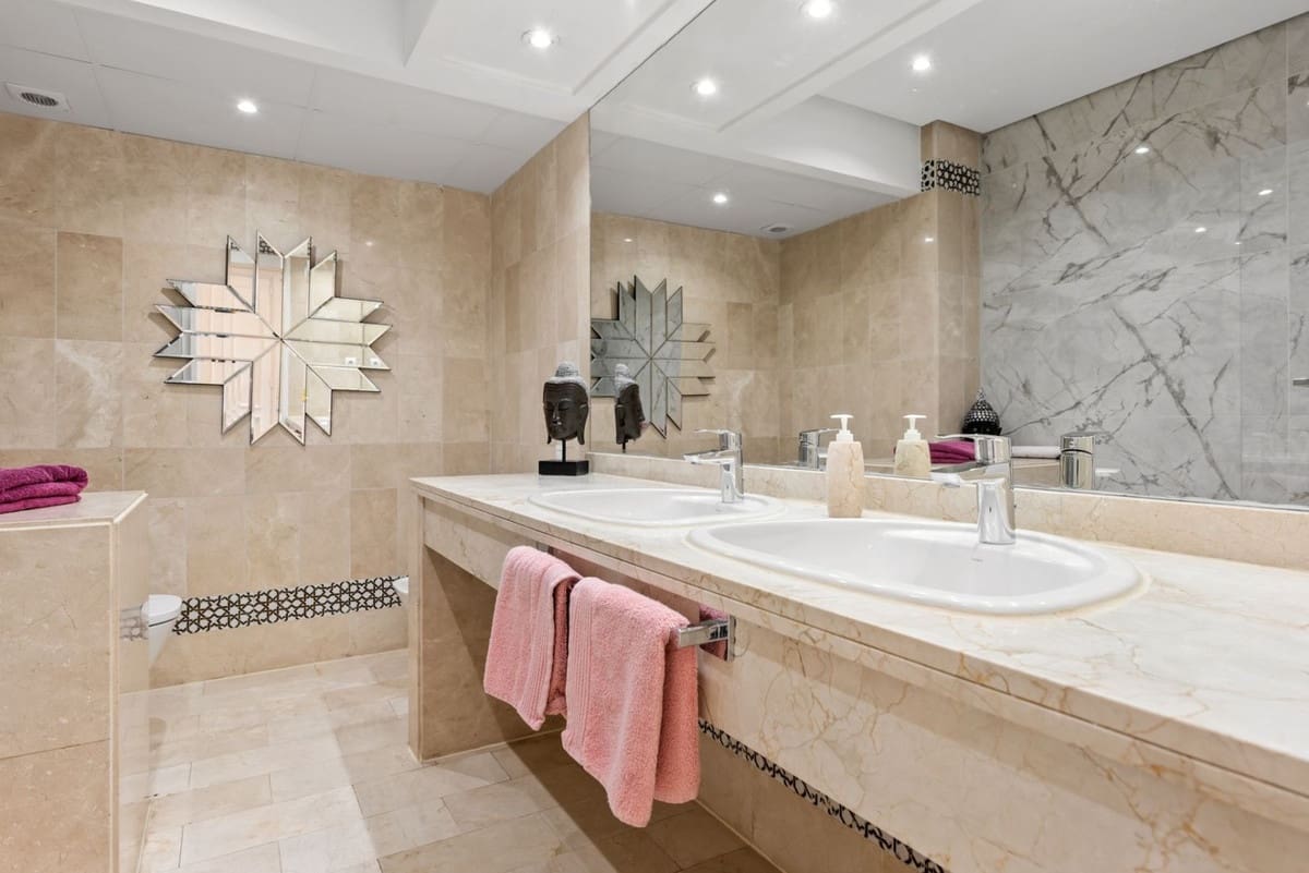 2 bedroom Apartment for sale in Puerto Banus with pool garage - € 799,000 (Ref: 9703332)