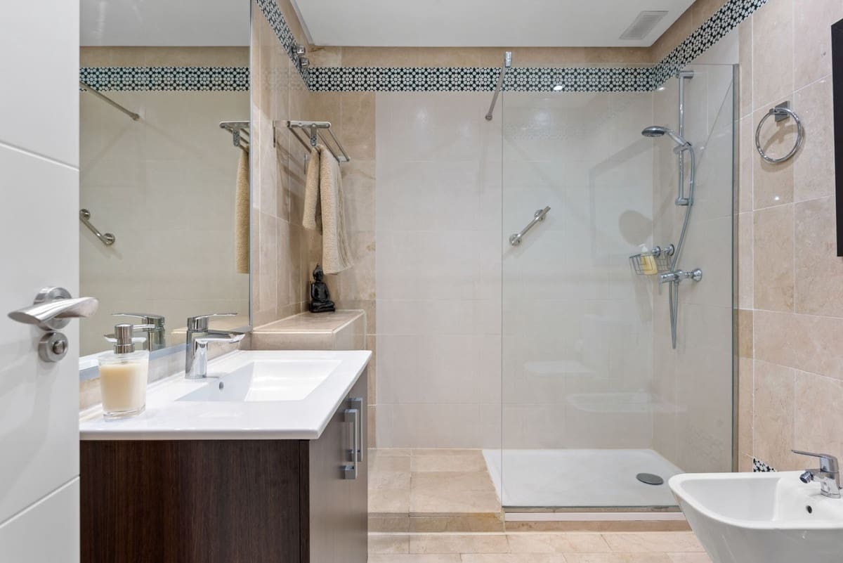 2 bedroom Apartment for sale in Puerto Banus with pool garage - € 799,000 (Ref: 9703332)