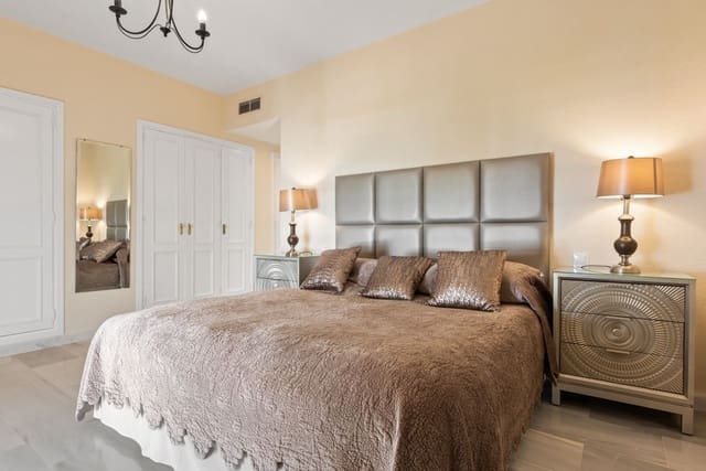 2 chambre Appartement à vendre à Puerto Banus, Marbella avec piscine garage - 799 000 € (Ref: 9703332)