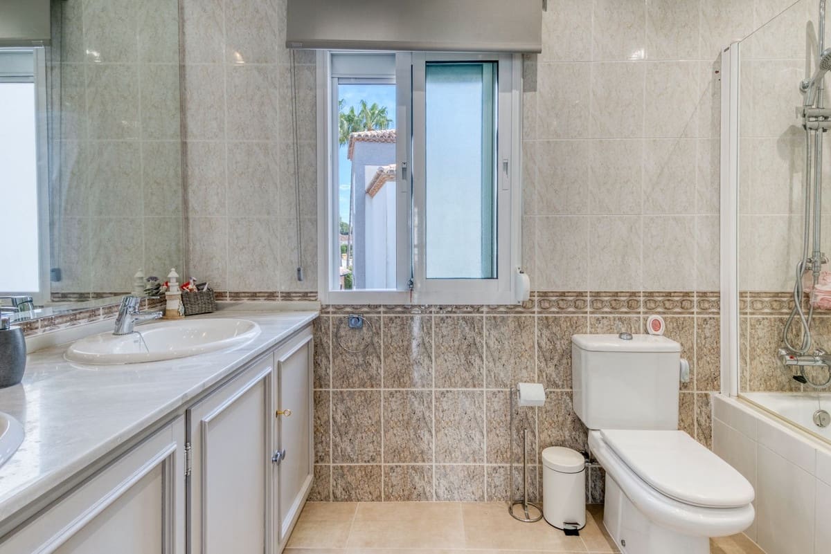 4 soverom Villa til salgs i Calahonda med svømmebasseng garasje - € 1 299 000 (Ref: 9706106)