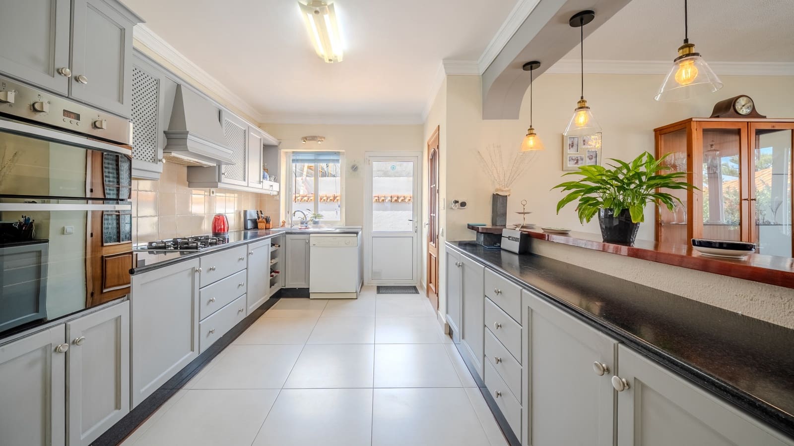 4 slaapkamer Villa te koop in Manilva met zwembad garage - € 849.000 (Ref: 9706107)