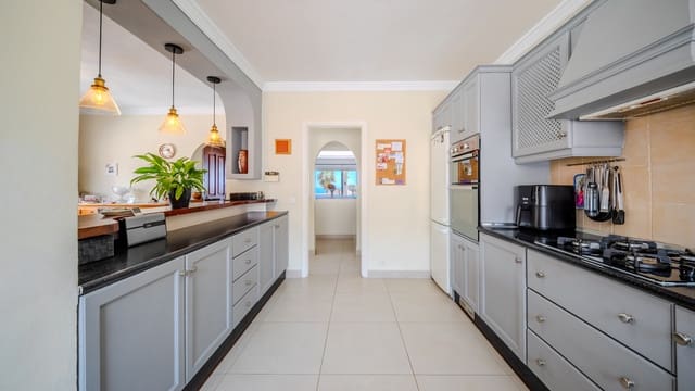 4 slaapkamer Villa te koop in Manilva met zwembad garage - € 849.000 (Ref: 9706107)