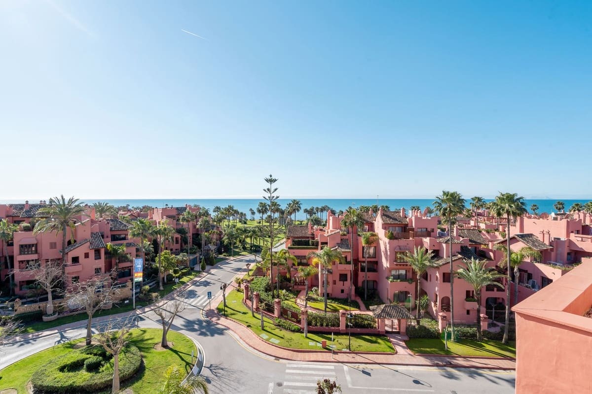 3 slaapkamer Strandappartement te koop in Estepona met zwembad garage - € 1.590.000 (Ref: 9713629)