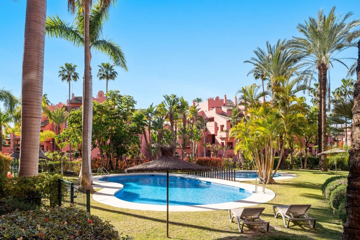 3 slaapkamer Strandappartement te koop in Estepona met zwembad garage - € 1.590.000 (Ref: 9713629)