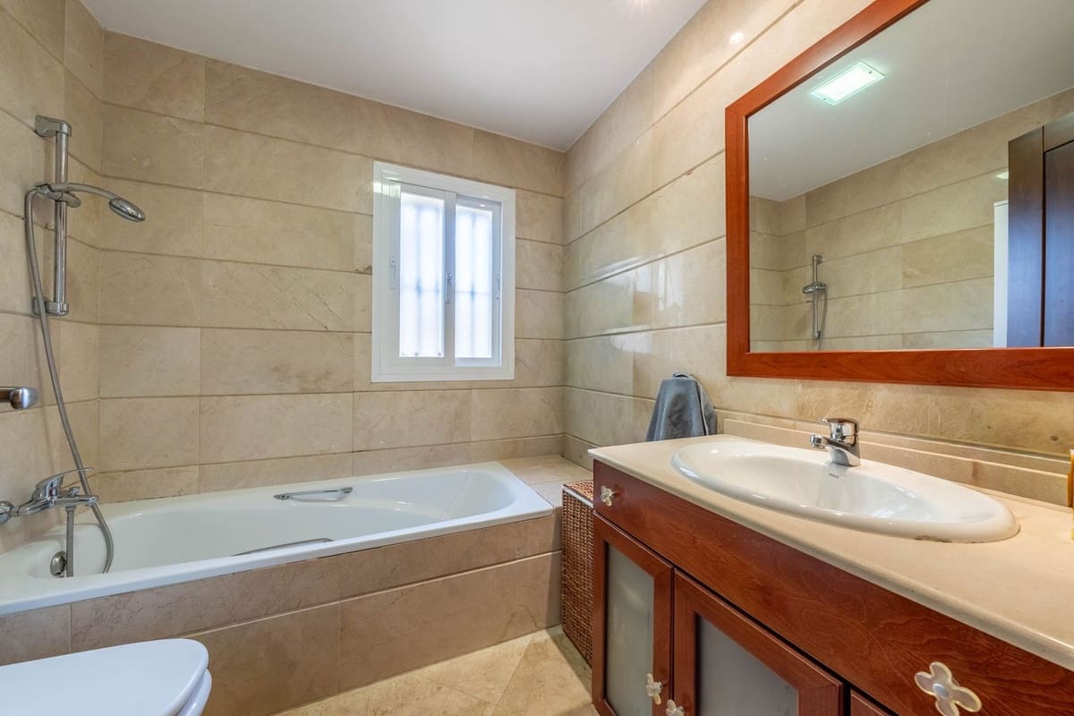 2 camera da letto Appartamento in vendita in Aloha Golf con piscina garage - 419.000 € (Rif: 9714303)