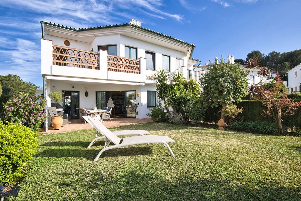 Pareado de 3 habitaciones en Miraflores en venta con piscina garaje - 760.000 € (Ref: 9716743)