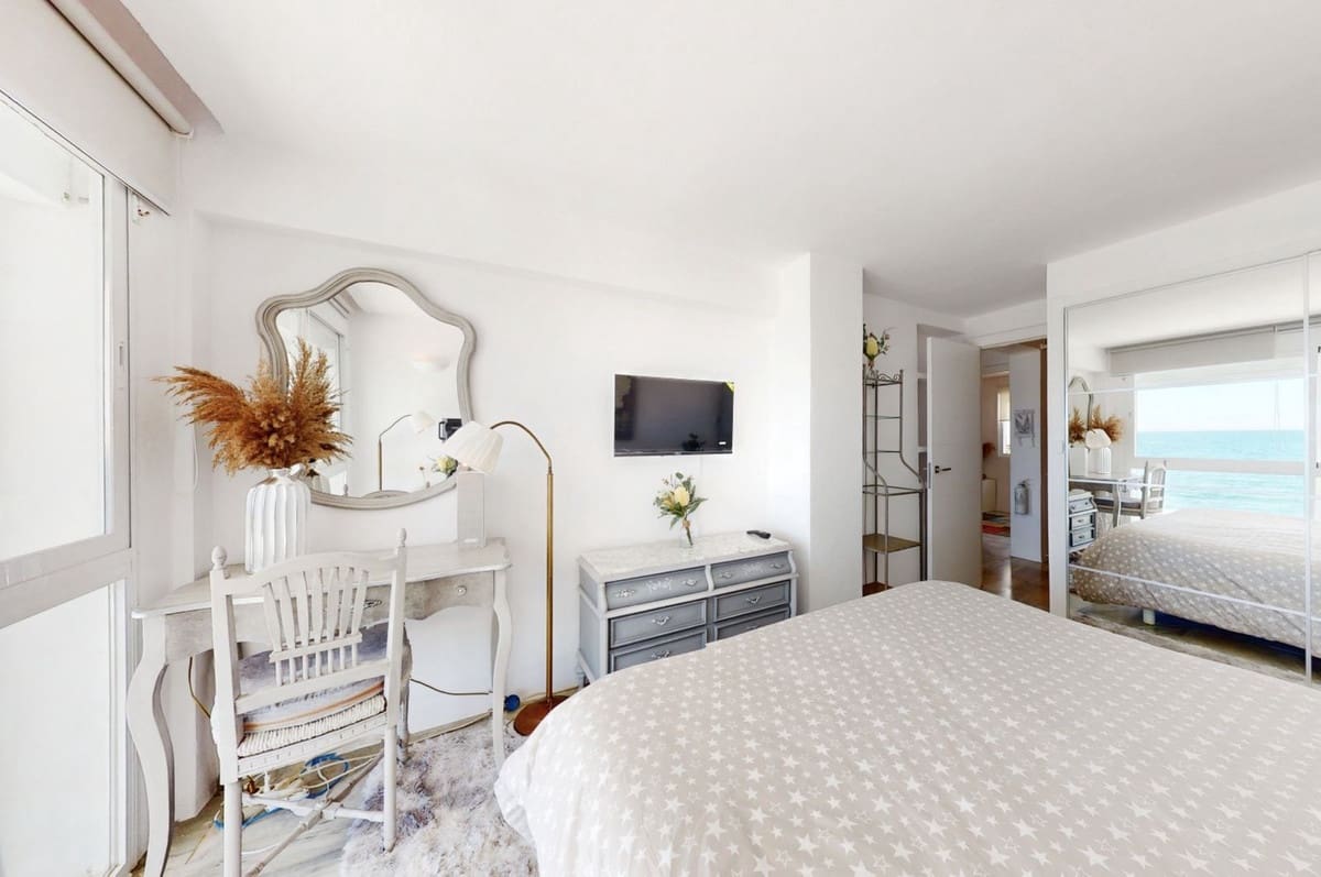 4 Zimmer Strandapartment zu verkaufen in Estepona mit Pool Garage - 949.000 € (Ref: 9726195)