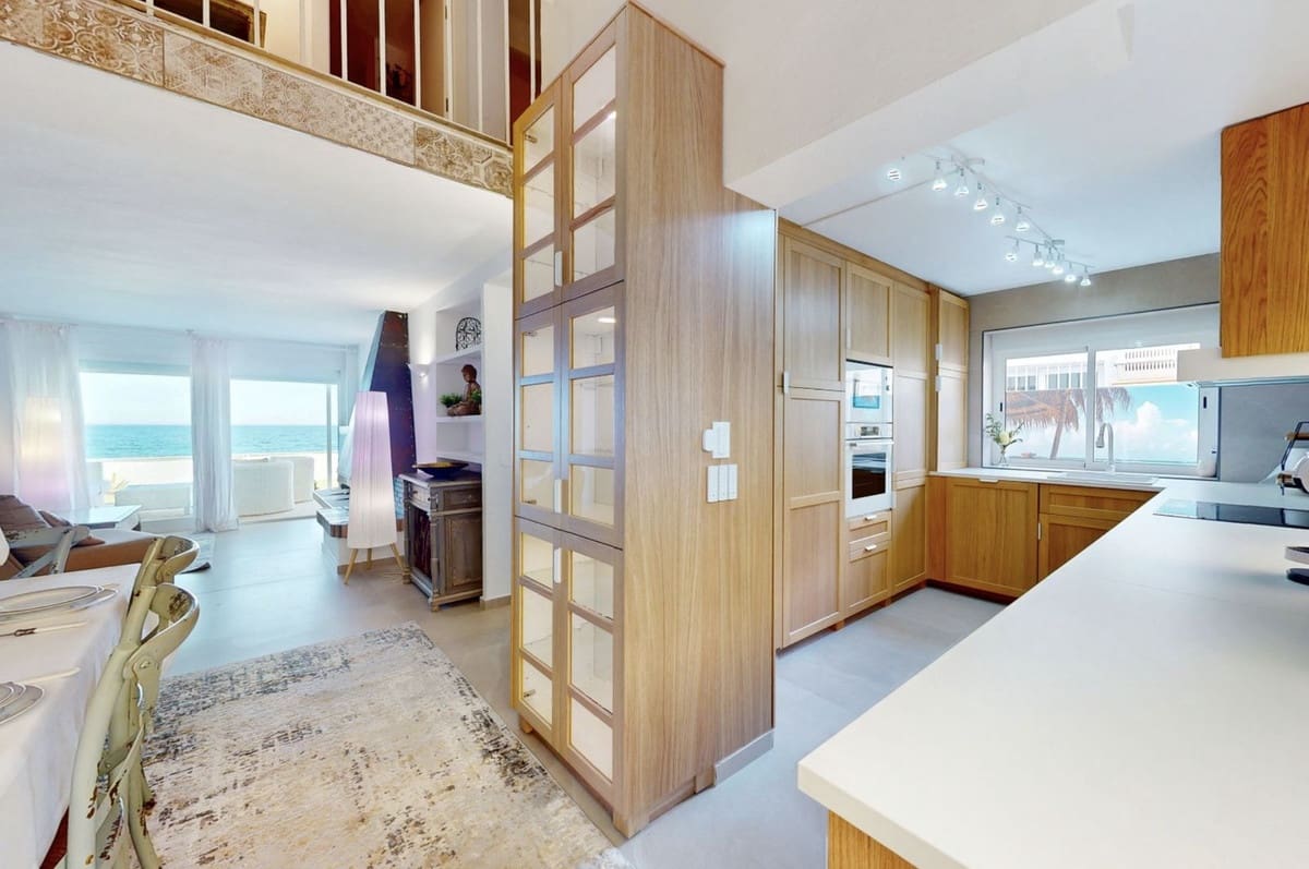 4 Zimmer Strandapartment zu verkaufen in Estepona mit Pool Garage - 949.000 € (Ref: 9726195)