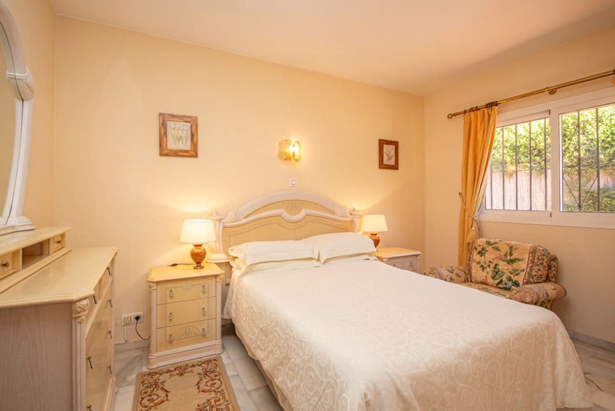 3 bedroom Villa for sale in Marbesa with pool garage - € 1,150,000 (Ref: 9734997)