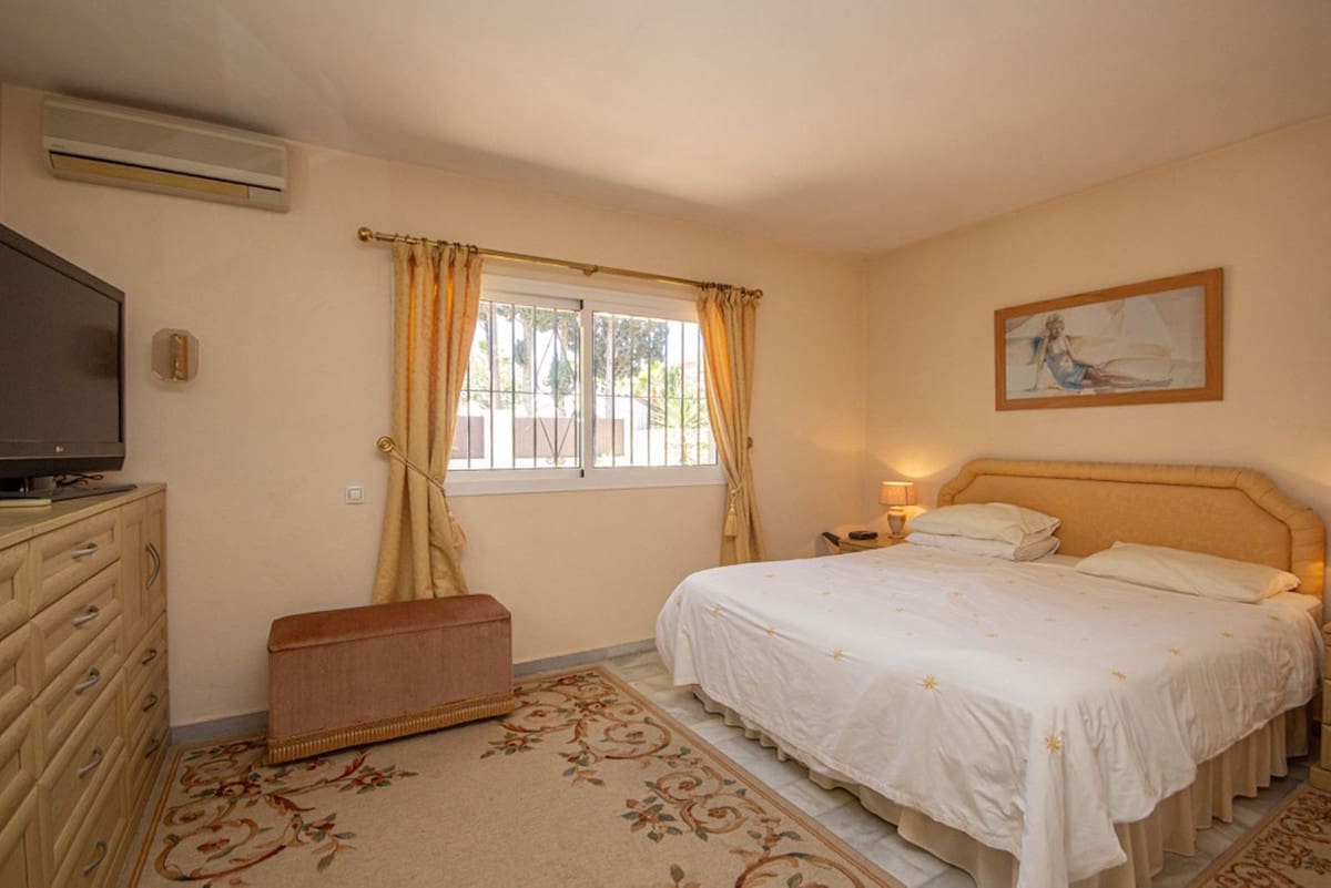 3 bedroom Villa for sale in Marbesa with pool garage - € 1,150,000 (Ref: 9734997)