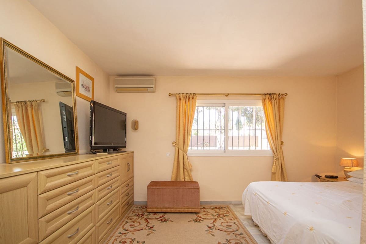 3 bedroom Villa for sale in Marbesa with pool garage - € 1,150,000 (Ref: 9734997)