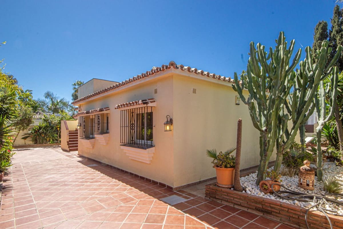 3 bedroom Villa for sale in Marbesa with pool garage - € 1,150,000 (Ref: 9734997)