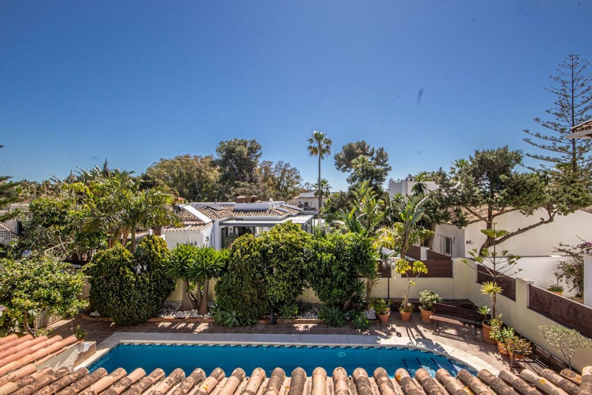 3 bedroom Villa for sale in Marbesa with pool garage - € 1,150,000 (Ref: 9734997)