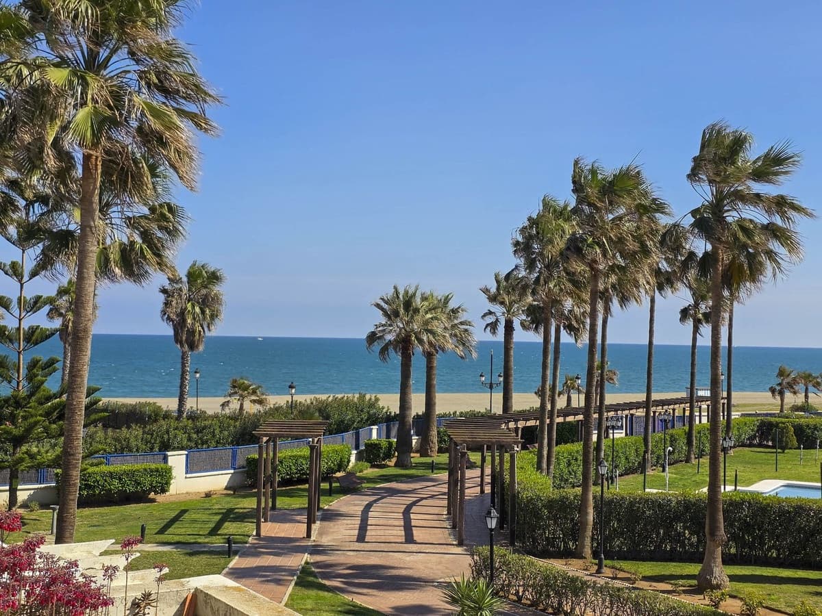 Apartamento Playa de 2 habitaciones en San Luis de Sabinillas en venta con piscina garaje - 360.000 € (Ref: 9735001)