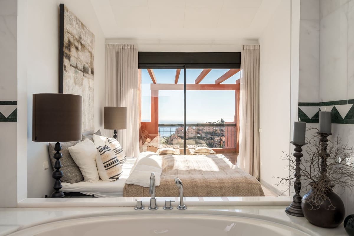 4 bedroom Penthouse for sale in Calahonda with pool garage - € 1,295,000 (Ref: 9745207)