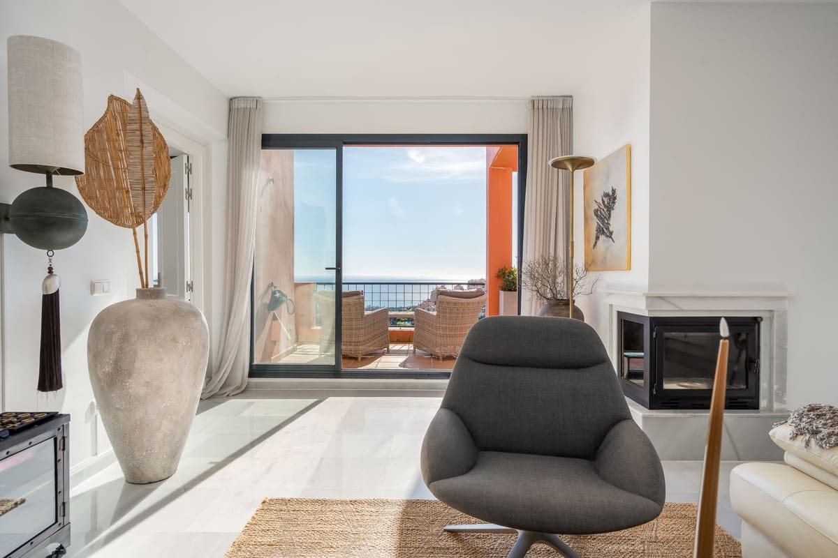 4 bedroom Penthouse for sale in Calahonda with pool garage - € 1,295,000 (Ref: 9745207)