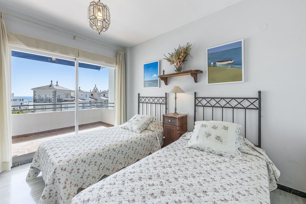 3 soverom Strandleiligheter til salgs i Puerto Banus med svømmebasseng garasje - € 945 000 (Ref: 9751436)