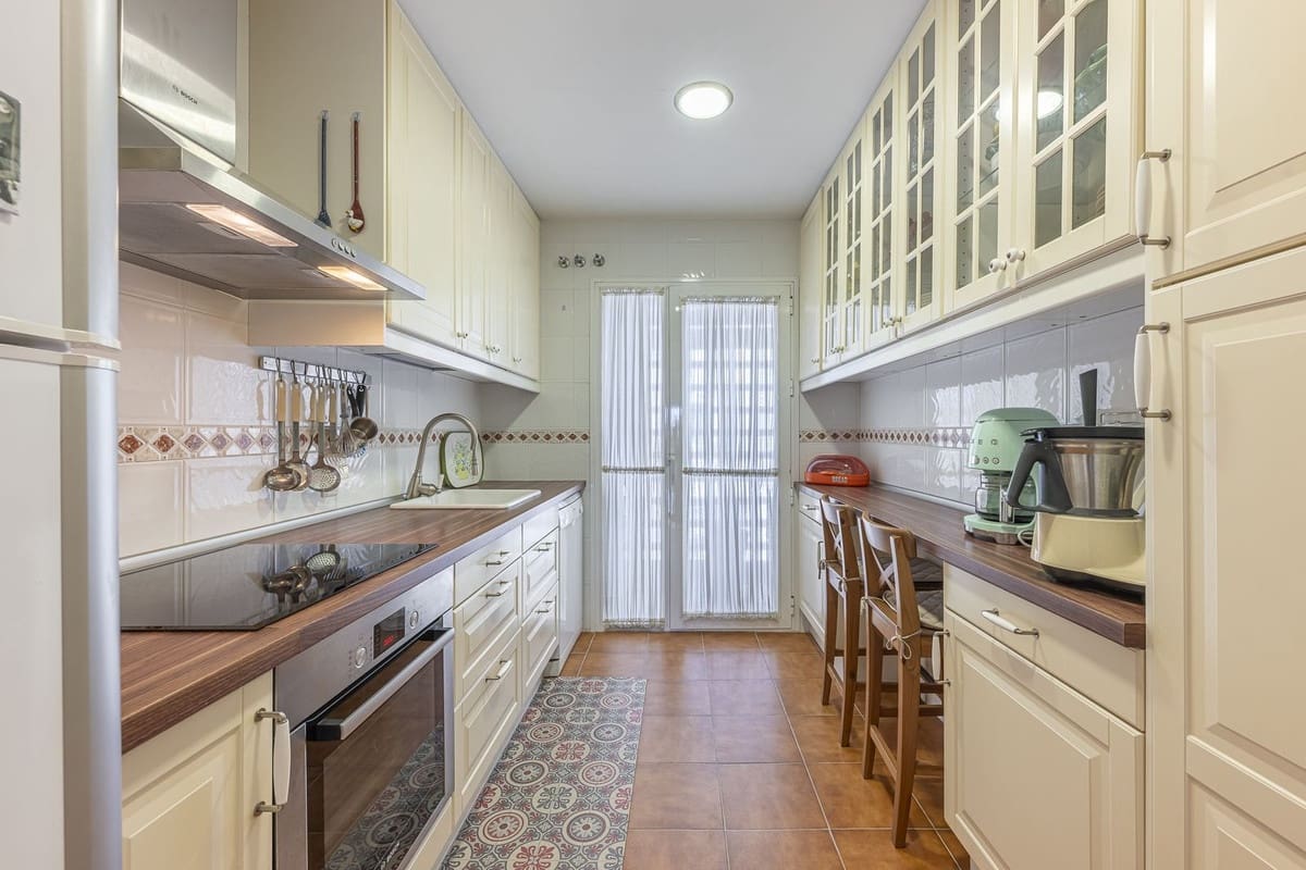 3 soverom Strandleiligheter til salgs i Puerto Banus med svømmebasseng garasje - € 945 000 (Ref: 9751436)