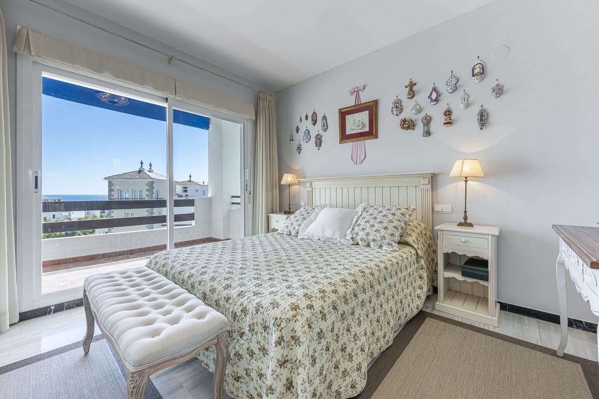 3 soverom Strandleiligheter til salgs i Puerto Banus med svømmebasseng garasje - € 945 000 (Ref: 9751436)