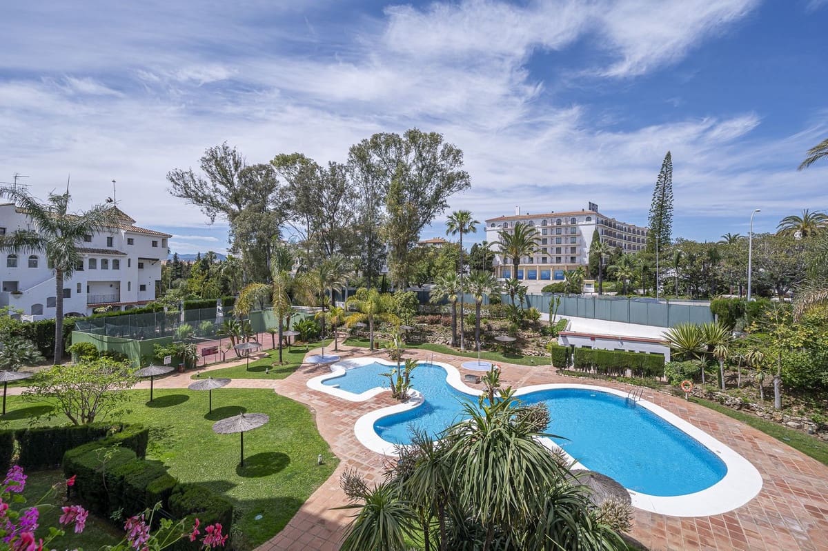 3 soverom Strandleiligheter til salgs i Puerto Banus med svømmebasseng garasje - € 945 000 (Ref: 9751436)