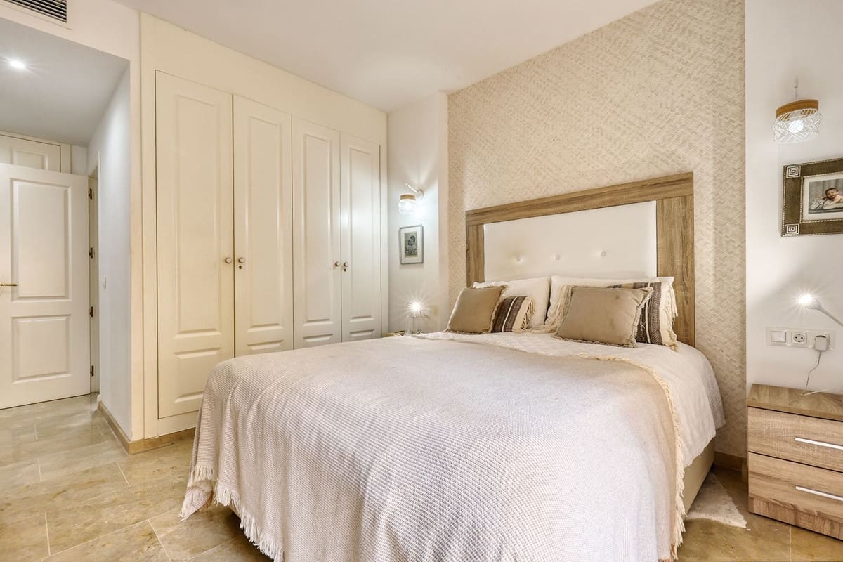 3 soverom Leilighet til salgs i La Duquesa / Puerto de la Duquesa med svømmebasseng garasje - € 370 000 (Ref: 9754271)