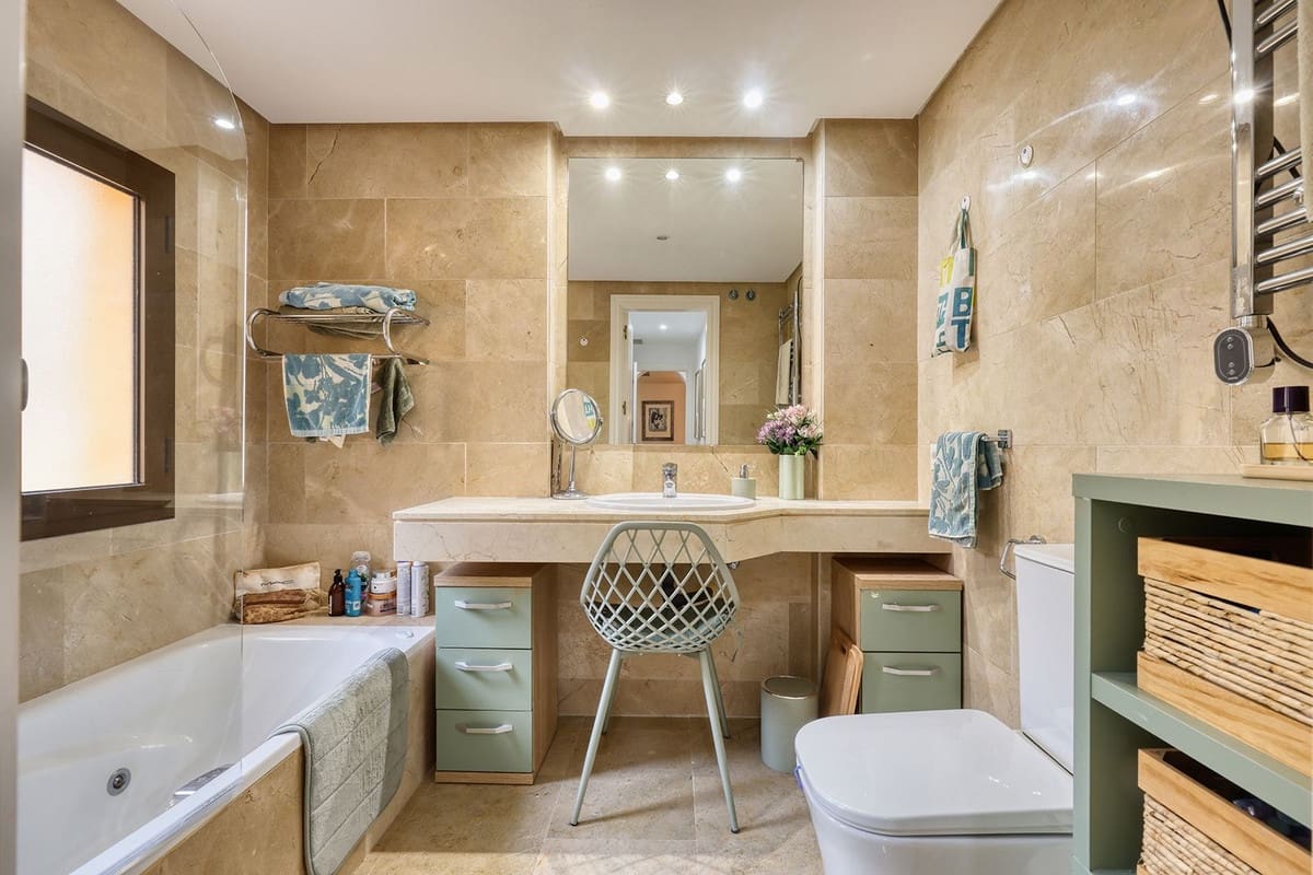 3 soverom Leilighet til salgs i La Duquesa / Puerto de la Duquesa med svømmebasseng garasje - € 370 000 (Ref: 9754271)