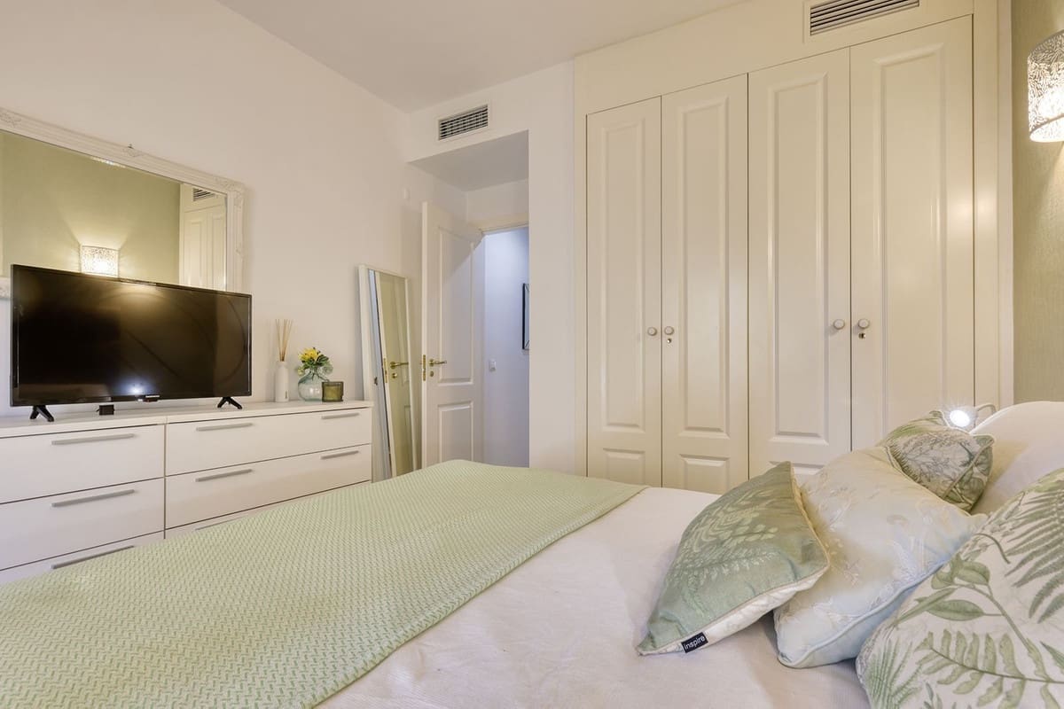 3 soverom Leilighet til salgs i La Duquesa / Puerto de la Duquesa med svømmebasseng garasje - € 370 000 (Ref: 9754271)