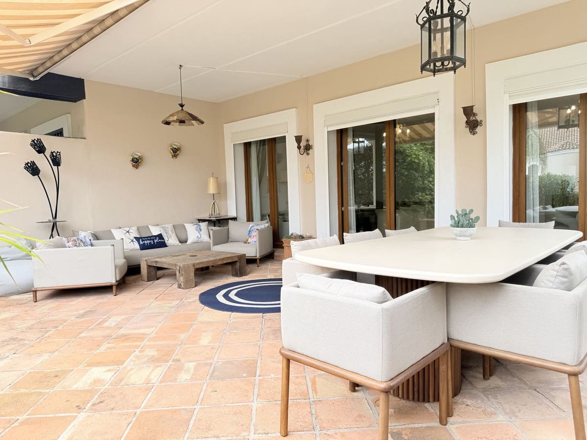 4 sypialnia Dom na sprzedaż w El Paraiso z basenem garażem - 800 000 € (Ref: 9762439)