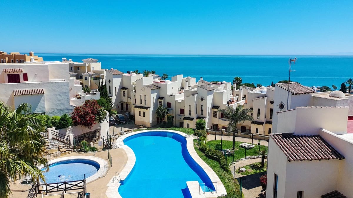 2 slaapkamer Strandappartement te koop in Casares met zwembad garage - € 275.000 (Ref: 9778863)