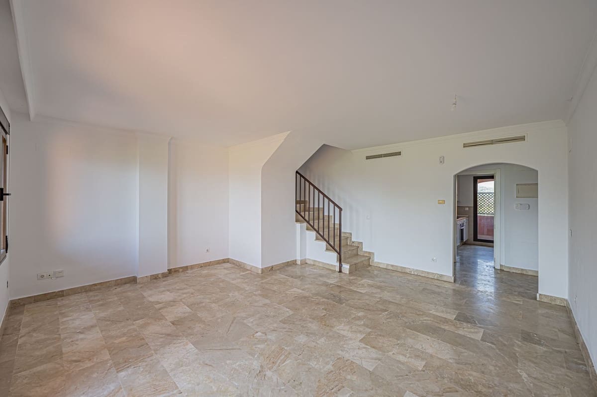 Ático de 3 habitaciones en Estepona en venta con piscina garaje - 310.000 € (Ref: 9780037)