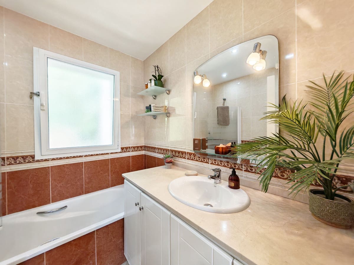 4 soveværelse Villa til salg i Calahonda med swimmingpool garage - € 1.150.000 (Ref: 9789531)