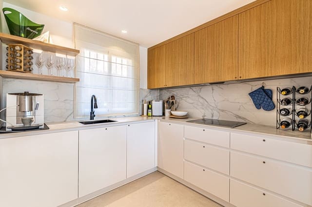 3 soverom Hus til salgs i Estepona med svømmebasseng garasje - € 599 000 (Ref: 9789993)