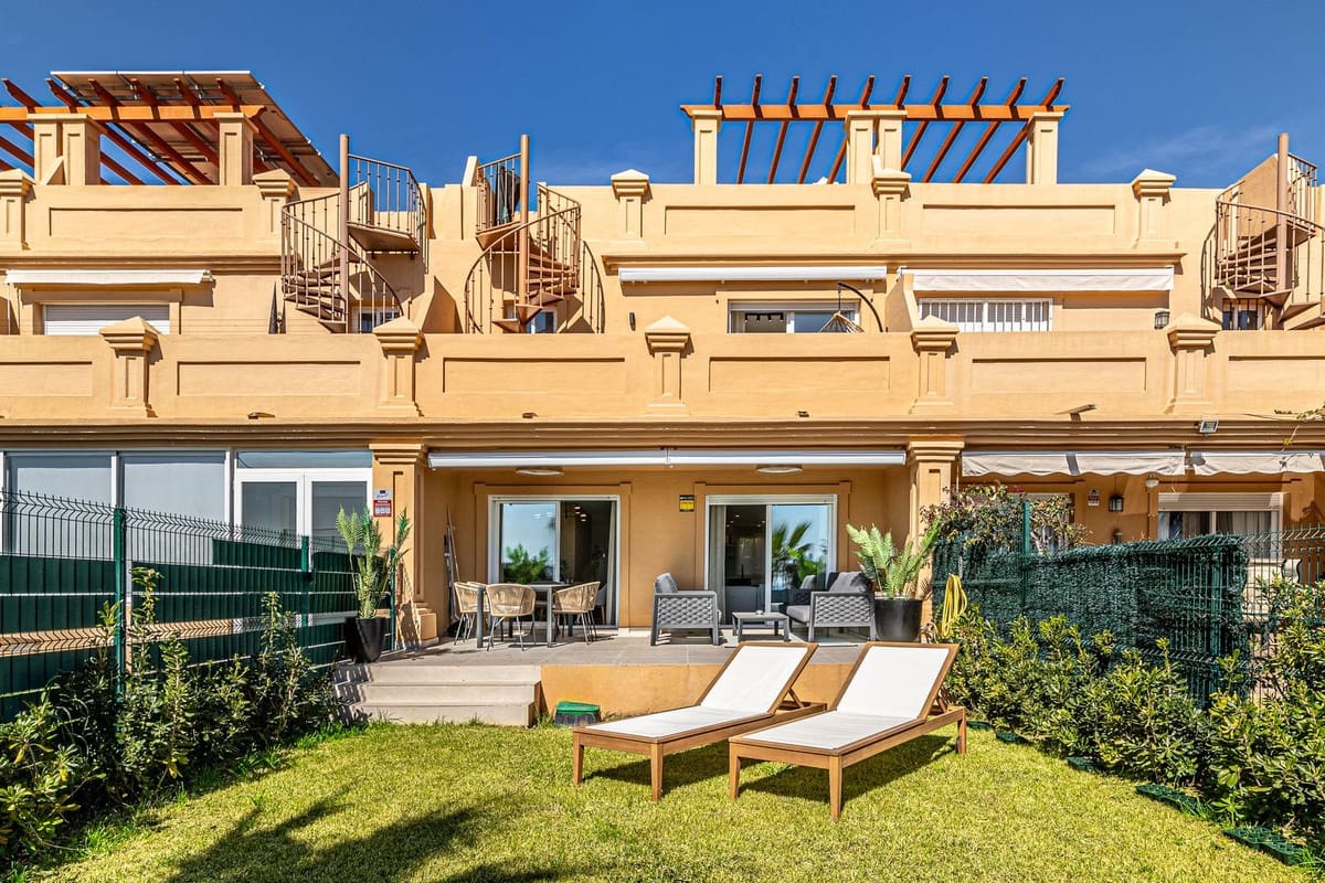 3 bedroom Townhouse for sale in Estepona with pool garage - € 599,000 (Ref: 9789993)