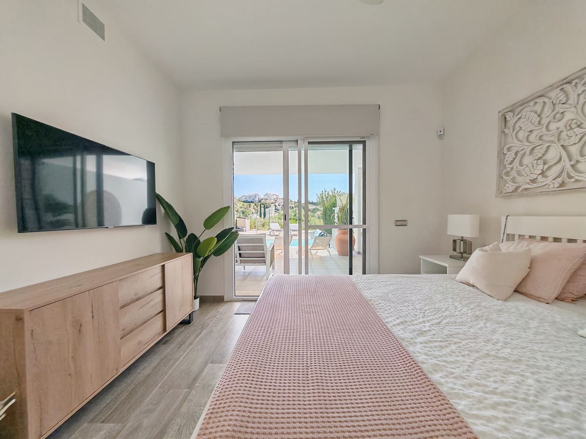 3 soveværelse Semi-Rækkehus til salg i Riviera del Sol med swimmingpool garage - € 900.000 (Ref: 9793413)