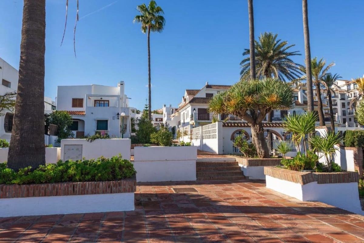 Pareado de 3 habitaciones en La Duquesa / Puerto de la Duquesa en venta con garaje - 399.000 € (Ref: 9793419)