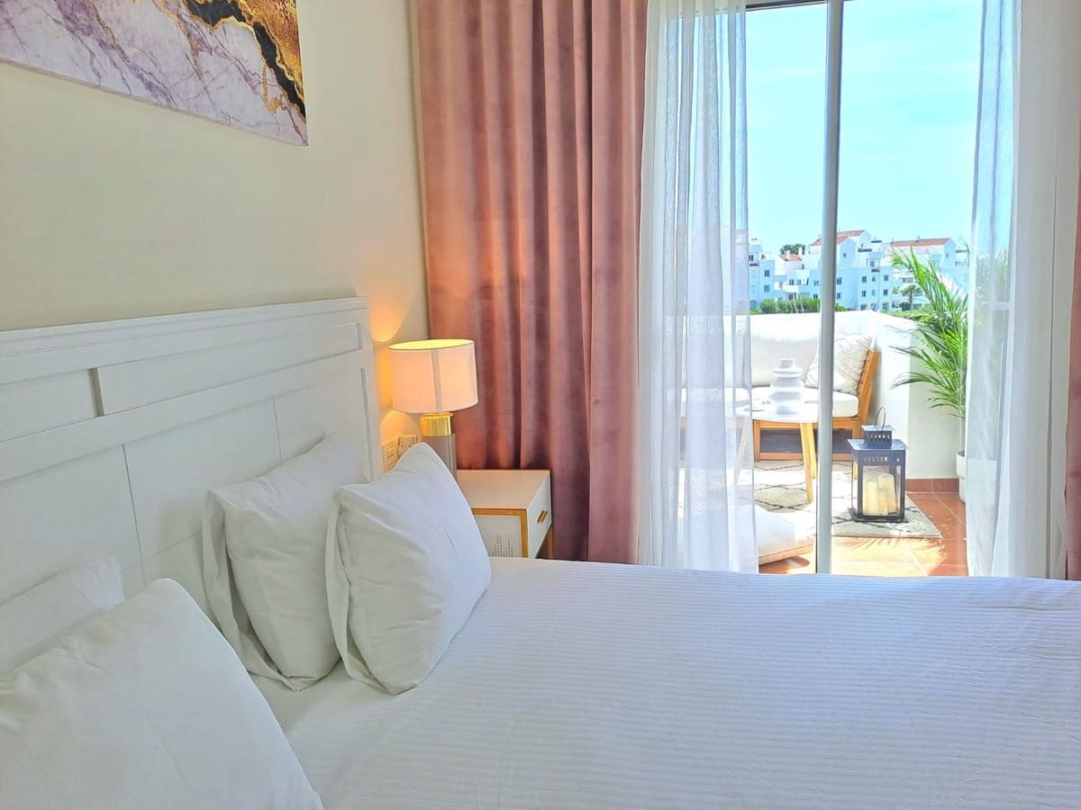 Apartamento de 2 habitaciones en Estepona en venta con piscina garaje - 320.000 € (Ref: 9800036)