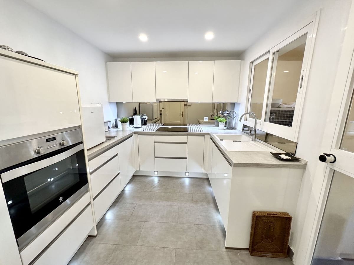 2 soveværelse Strandlejlighed til salg i Elviria med swimmingpool garage - € 625.000 (Ref: 9800093)