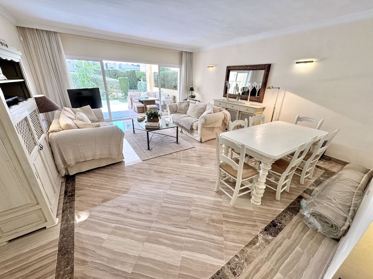 2 soveværelse Strandlejlighed til salg i Elviria med swimmingpool garage - € 625.000 (Ref: 9800093)