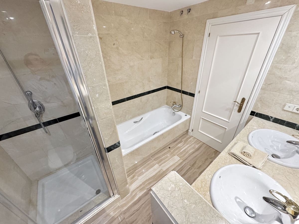 2 soveværelse Strandlejlighed til salg i Elviria med swimmingpool garage - € 625.000 (Ref: 9800093)